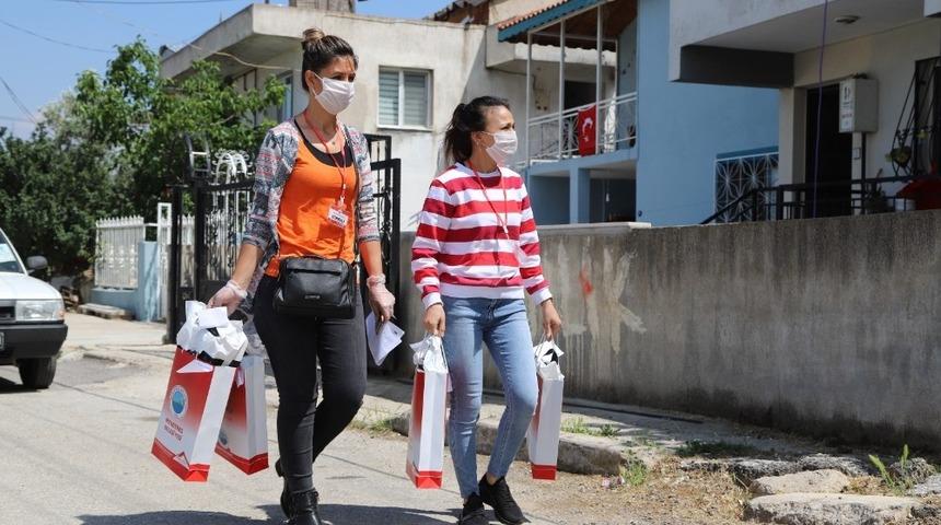 Menderesli &ccedil;ocukların bayramda y&uuml;z&uuml; g&uuml;ld&uuml;