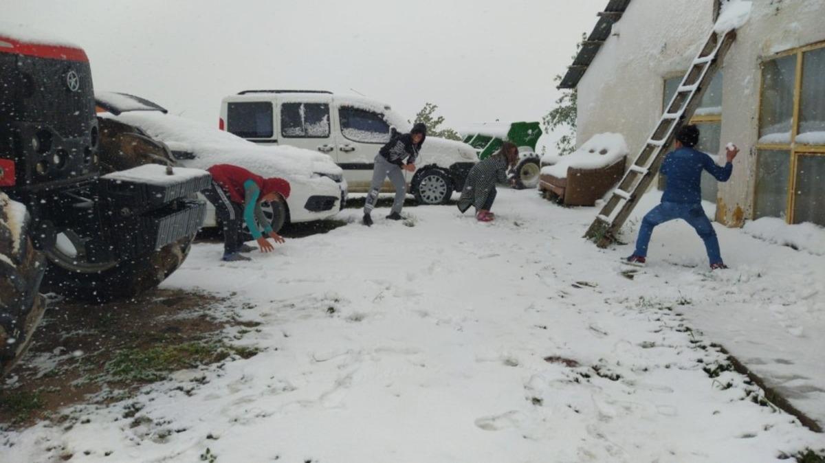 Sivas'ta kar yağışı! Bayramın tadını kartopu oynayarak &ccedil;ıkarttılar