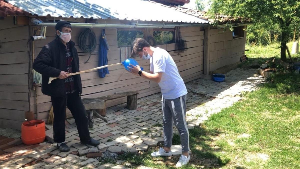 Koronavir&uuml;se karşı g&uuml;l&uuml;mseten bayramlaşma!