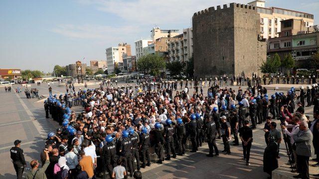HDP seçmenleri, eş belediye başkanlarının gözaltına alınmasını protesto ediyor (25 Ekim 2020)