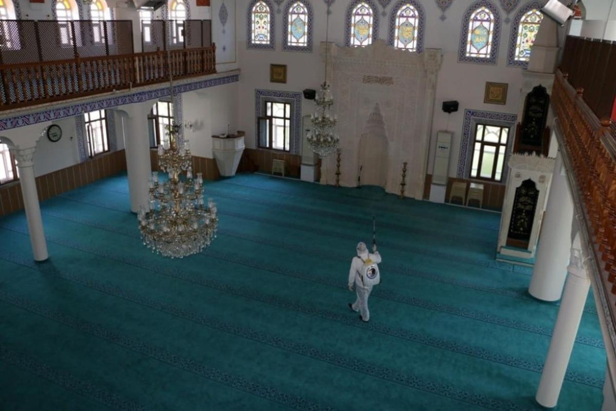 Kartal Belediyesinden 29 Mayıs&rsquo;ta a&ccedil;ılacak camilerde dezenfekte &ccedil;alışması