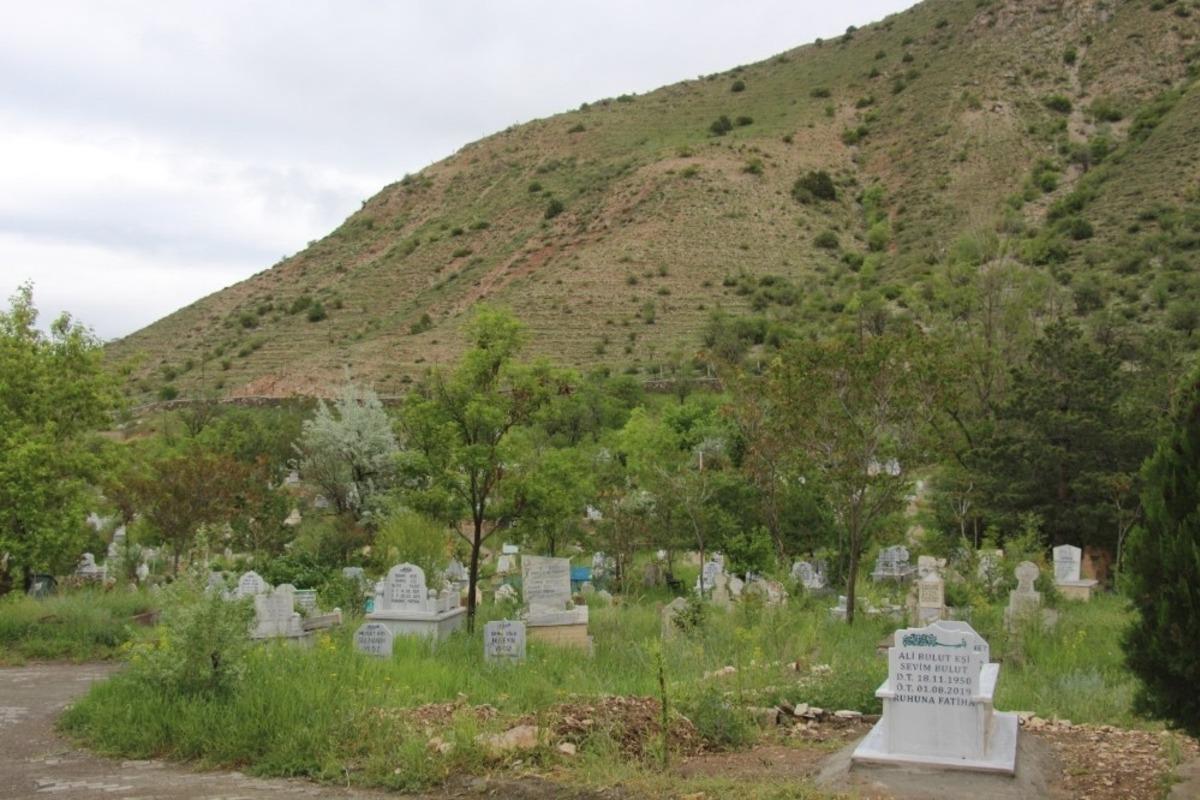 Oltu Cankurtaran Mezarlığı ziyaret&ccedil;isiz kaldı