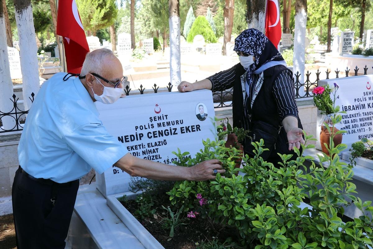 Şehit oğlunun polis kıyafetini giyerek mezarını ziyaret etti
