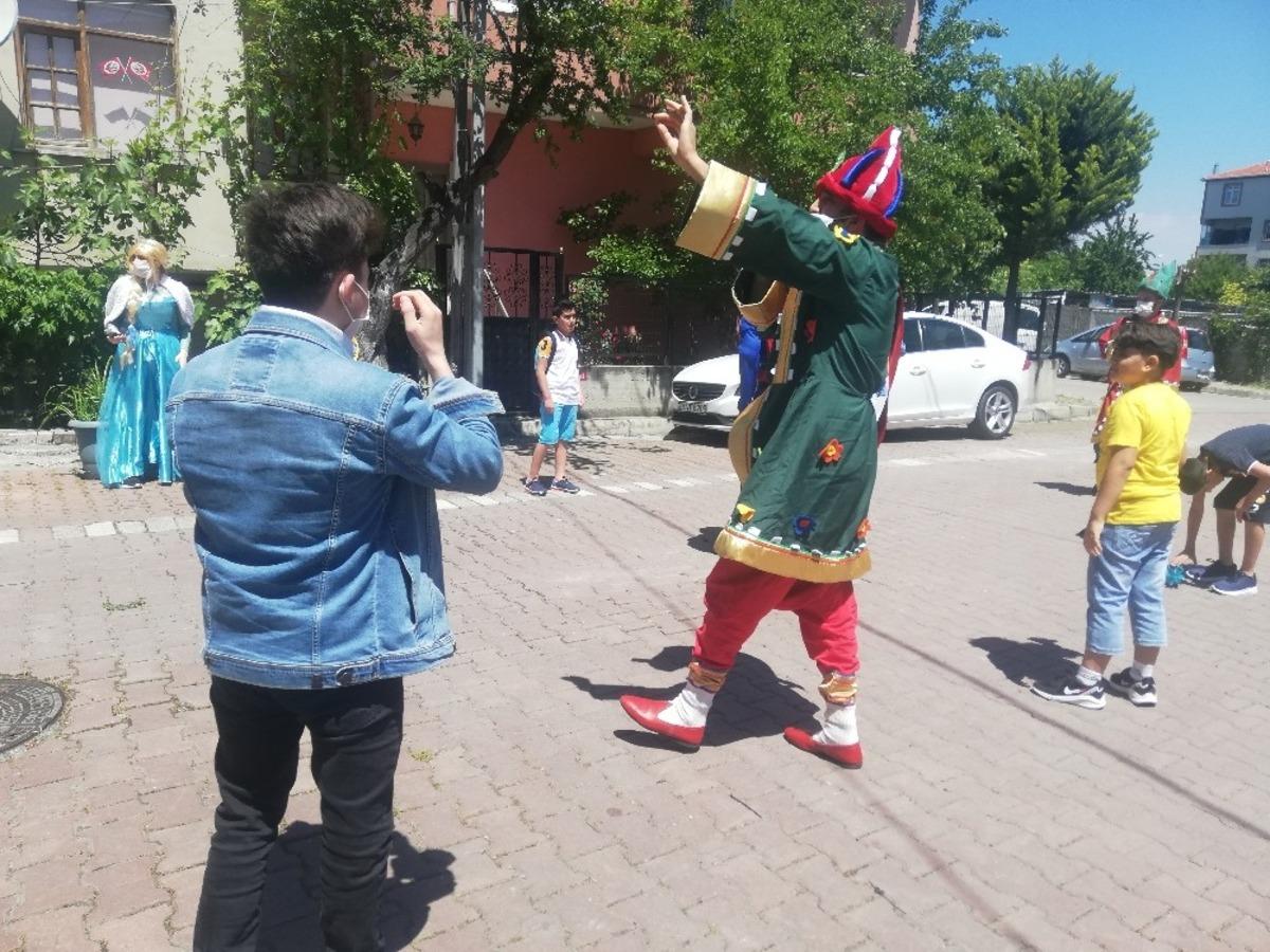 Evde kalan &ccedil;ocuklara bayramda Hacivat-Karag&ouml;z s&uuml;rprizi