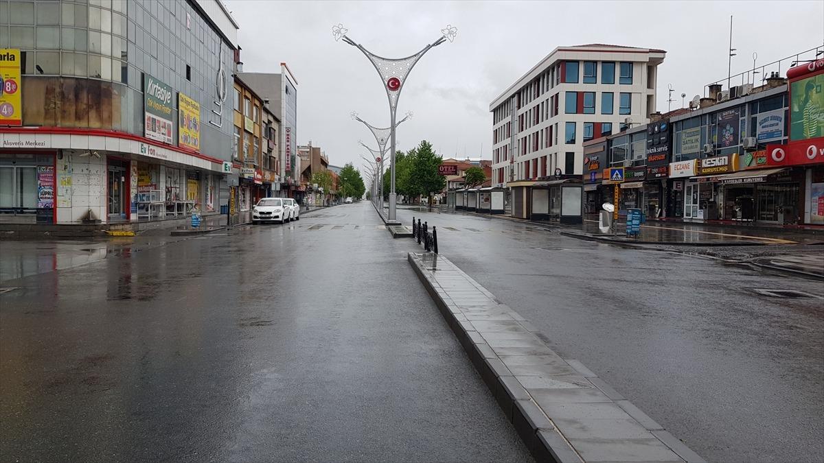 Doğu Anadolu'da Ramazan Bayramı'nın ilk g&uuml;n&uuml; sokaklar boş kaldı
