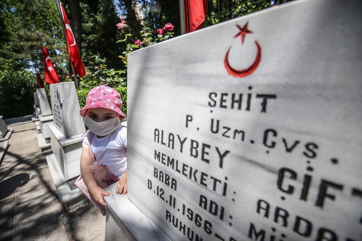 Bursa'da şehit yakınları bayramın ilk g&uuml;n&uuml;nde evlatlarının kabrine koştu