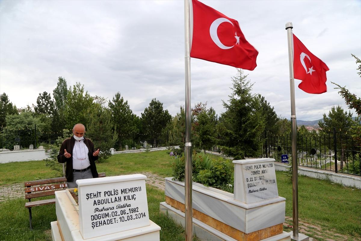 Şehitliklerde h&uuml;z&uuml;nl&uuml; bayram