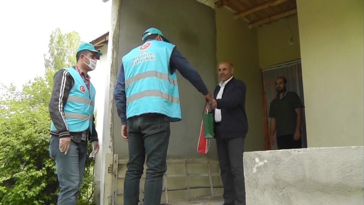 Erciş vefa ekipleri il&ccedil;edeki şehit ailelerinin bayramını kutladı