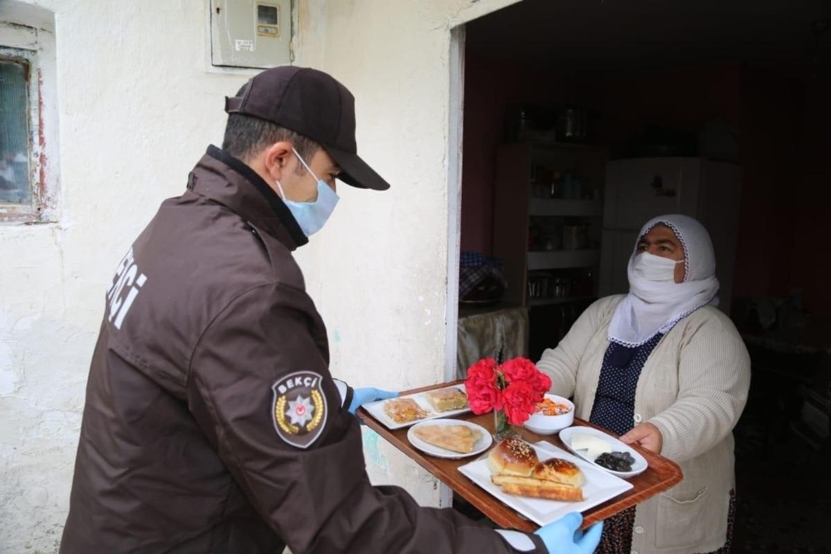 Vefalı ellerden, &ccedil;i&ccedil;eklerle s&uuml;slenmiş bayram kahvaltısı