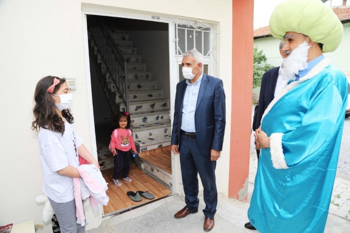 Sokağa &ccedil;ıkamayan &ccedil;ocukların bayram şekeri Battalgazi Belediyesi&rsquo;nden