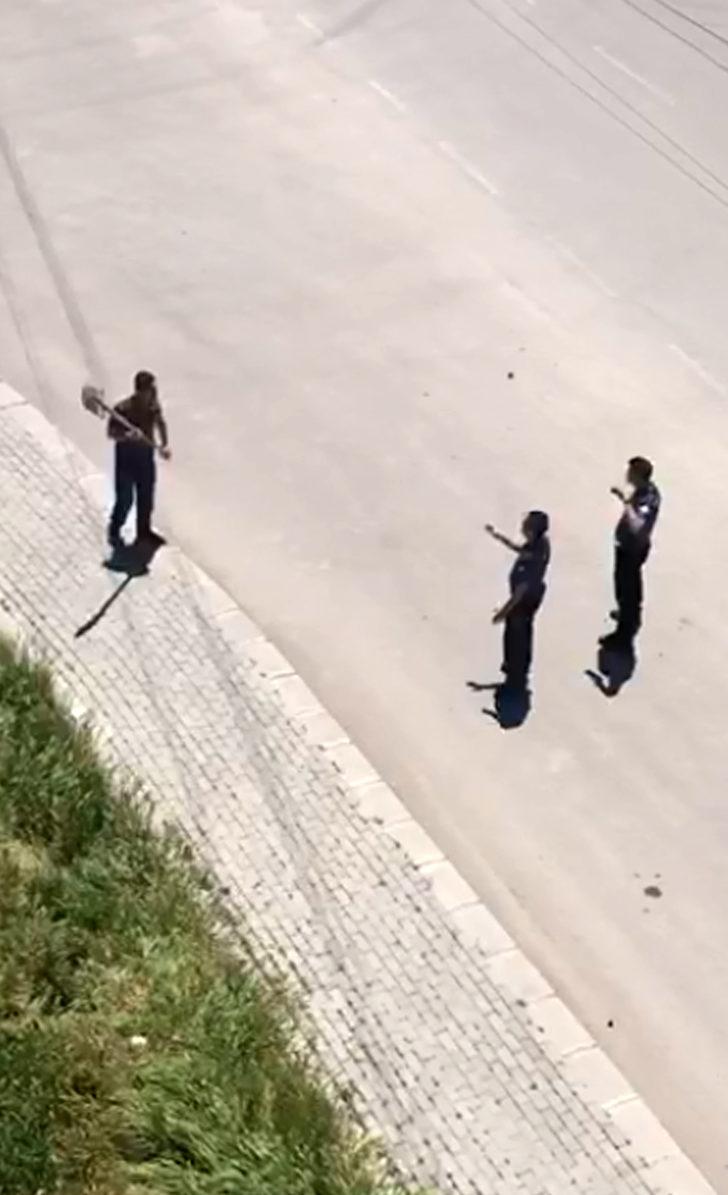 Ambulansa taş atıp, polisin başına kürekle vurdu G2