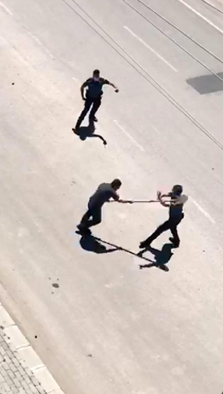 Ambulansa taş atıp, polisin başına kürekle vurdu G4