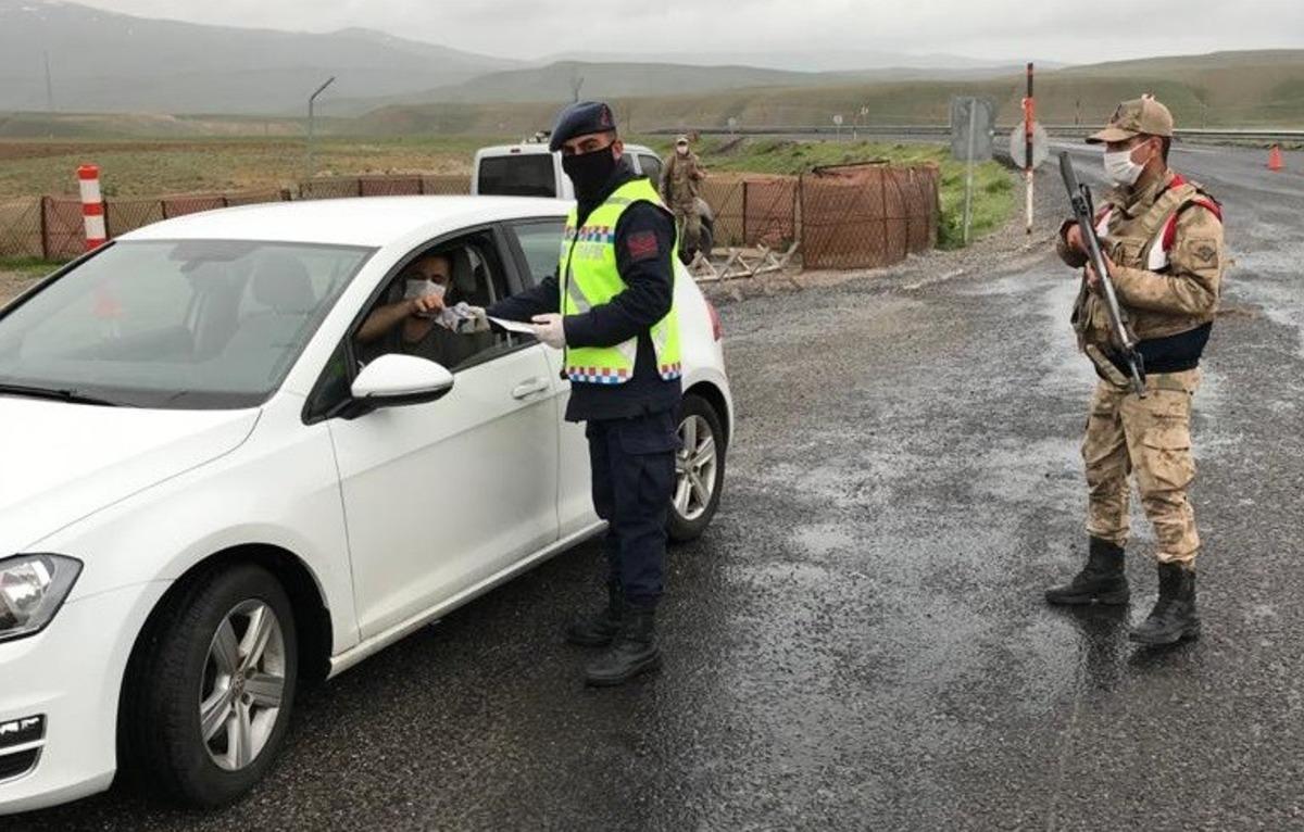 Trafik uygulamasında vatandaşlara bayram şekeri