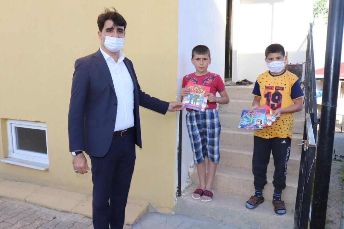 Tufanbeyli&rsquo;de "Balkona veya pencereye &ccedil;ık kitabını al" projesi