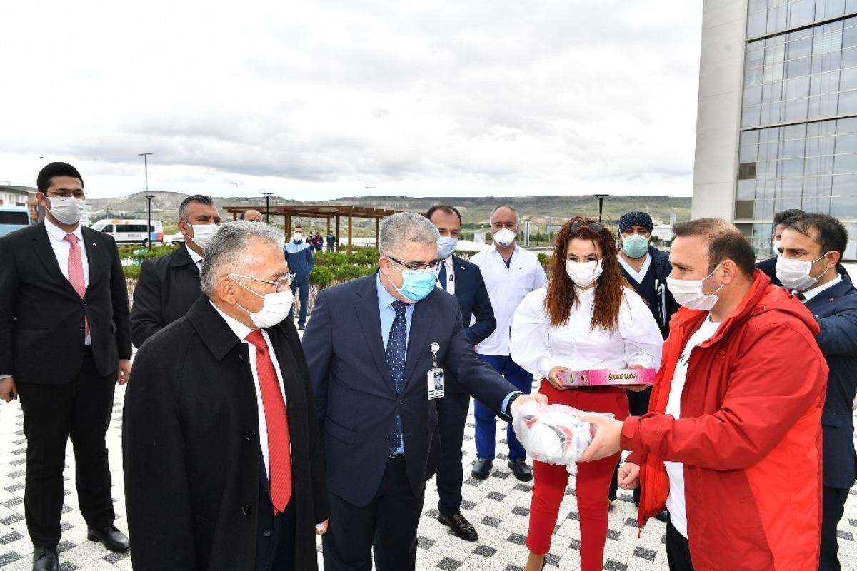 Başkan B&uuml;y&uuml;kkılı&ccedil;, Spor A.Ş. ile birlikte hastalara moral verdi