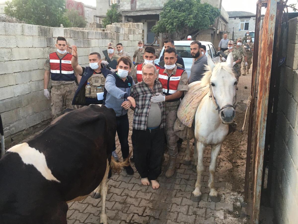 Aynı aileden 4 kişiyi &ouml;ld&uuml;rd&uuml;, 6 yıl sonra olay yerinde yakalandı