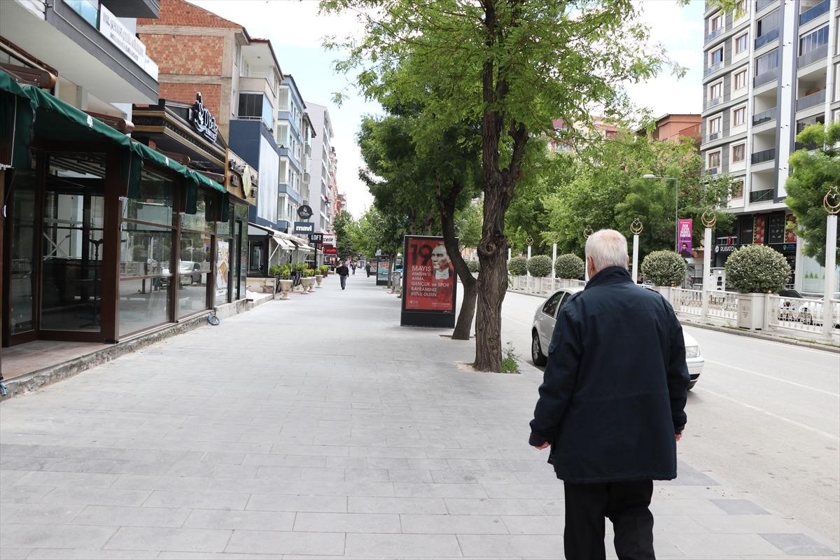 İ&ccedil; Anadolu'da 65 yaş ve &uuml;st&uuml; vatandaşlar yeniden sokağa &ccedil;ıktı