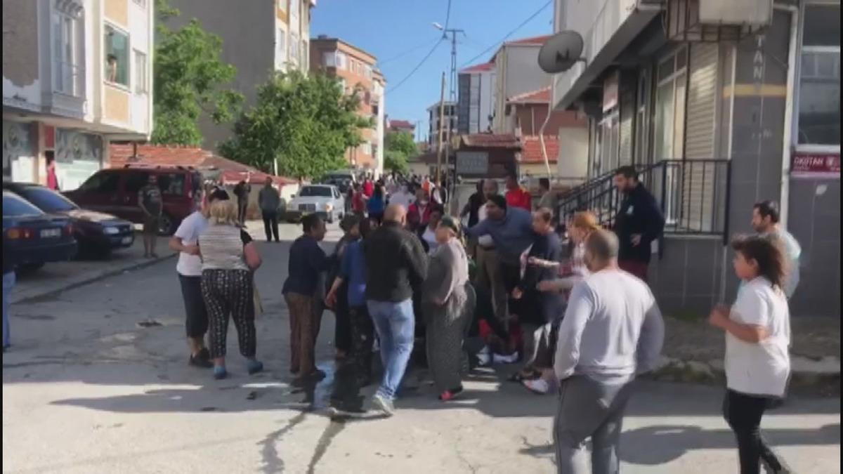 Arnavutk&ouml;y'de &ccedil;ok sayıda kişi bı&ccedil;ak ve silahla kavga etti: 4 yaralı