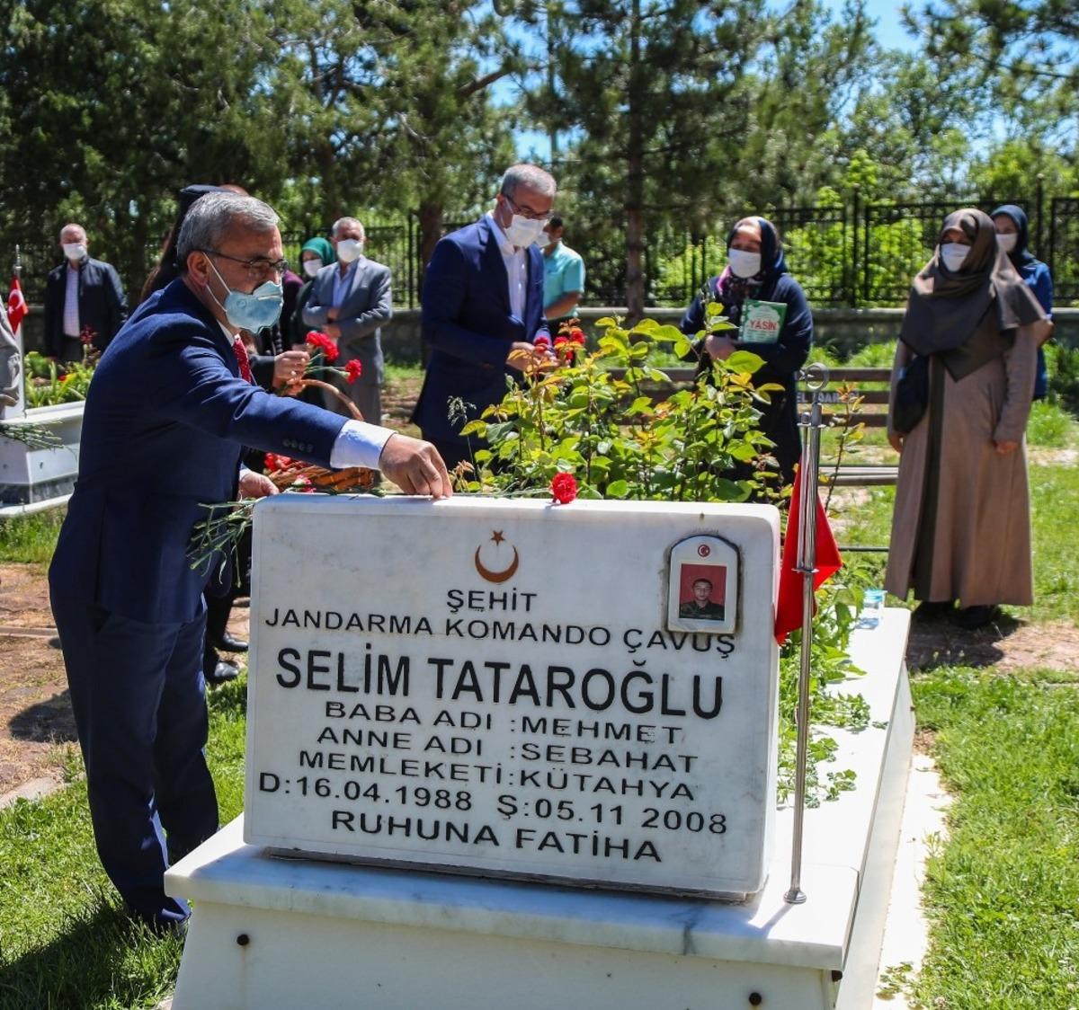 Protokolden şehitliklere bayram ziyareti