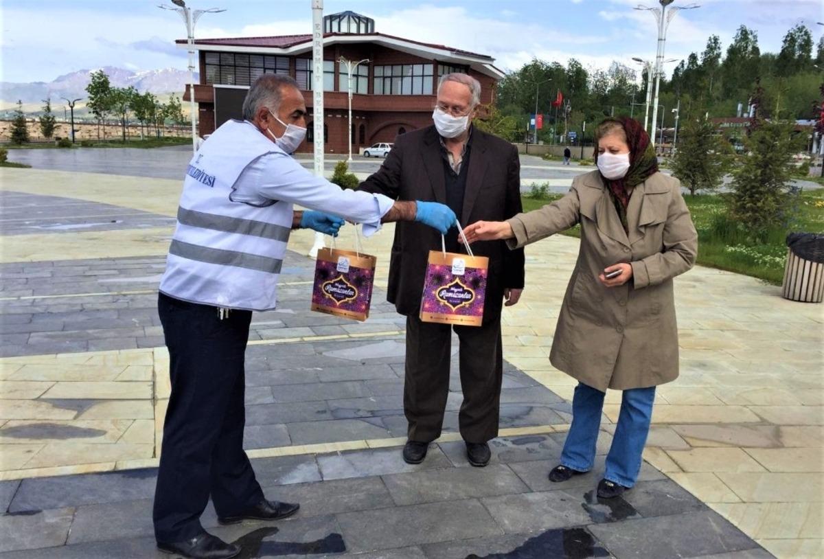 Edremit&rsquo;te g&uuml;venlik g&uuml;&ccedil;leri ile 65 yaş ve &uuml;st&uuml; vatandaşları unutulmadı