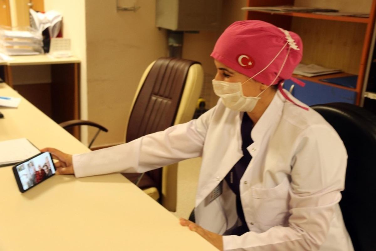 Bitlis&rsquo;teki sağlık &ccedil;alışanlarından duygulandıran bayramlaşma