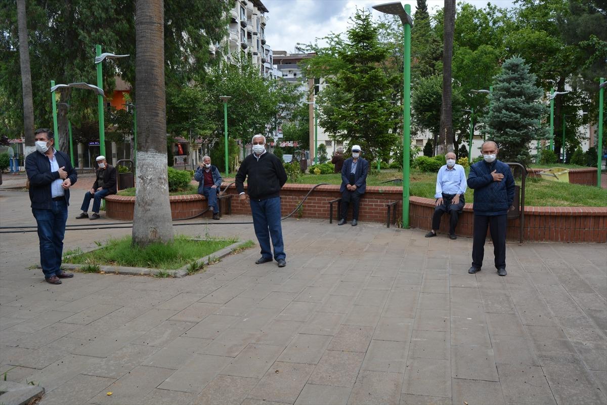 65 yaş ve &uuml;st&uuml; vatandaşlar bayramın ilk g&uuml;n&uuml;nde yeniden sokağa &ccedil;ıktı