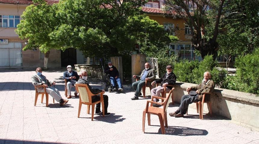 Yunak&rsquo;ta 65 yaş &uuml;st&uuml; kişiler izinde bayramlaştı