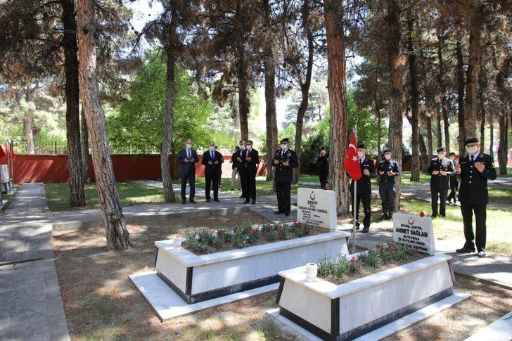 Vali Şıldak şehitliği ziyaret edip  görev başındaki personel ve yaşlılarla bayramlaştı G1