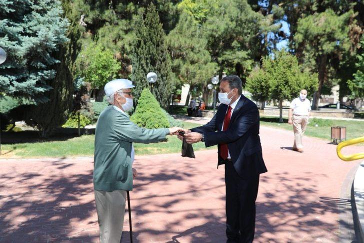 Vali Şıldak şehitliği ziyaret edip  görev başındaki personel ve yaşlılarla bayramlaştı G2