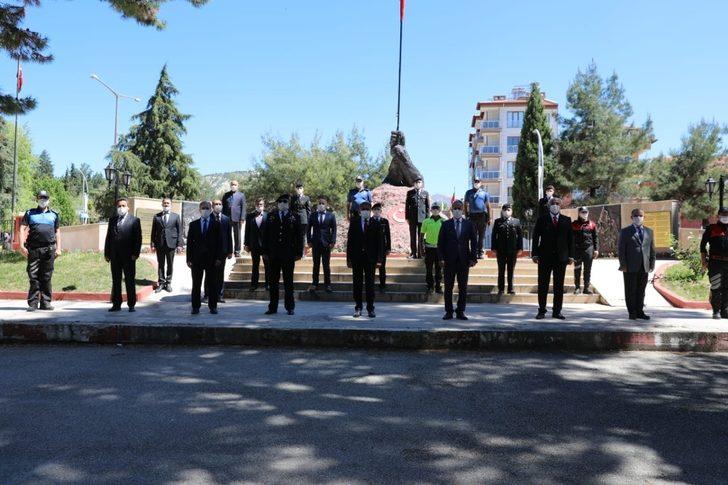 Vali Şıldak şehitliği ziyaret edip  görev başındaki personel ve yaşlılarla bayramlaştı G3