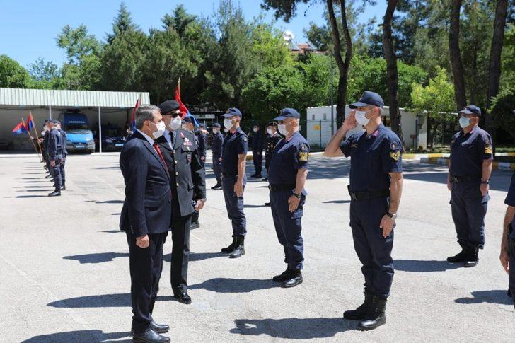 Vali Şıldak şehitliği ziyaret edip  görev başındaki personel ve yaşlılarla bayramlaştı G4