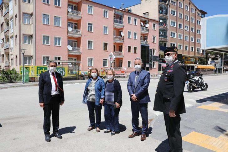 Vali Şıldak şehitliği ziyaret edip  görev başındaki personel ve yaşlılarla bayramlaştı G5