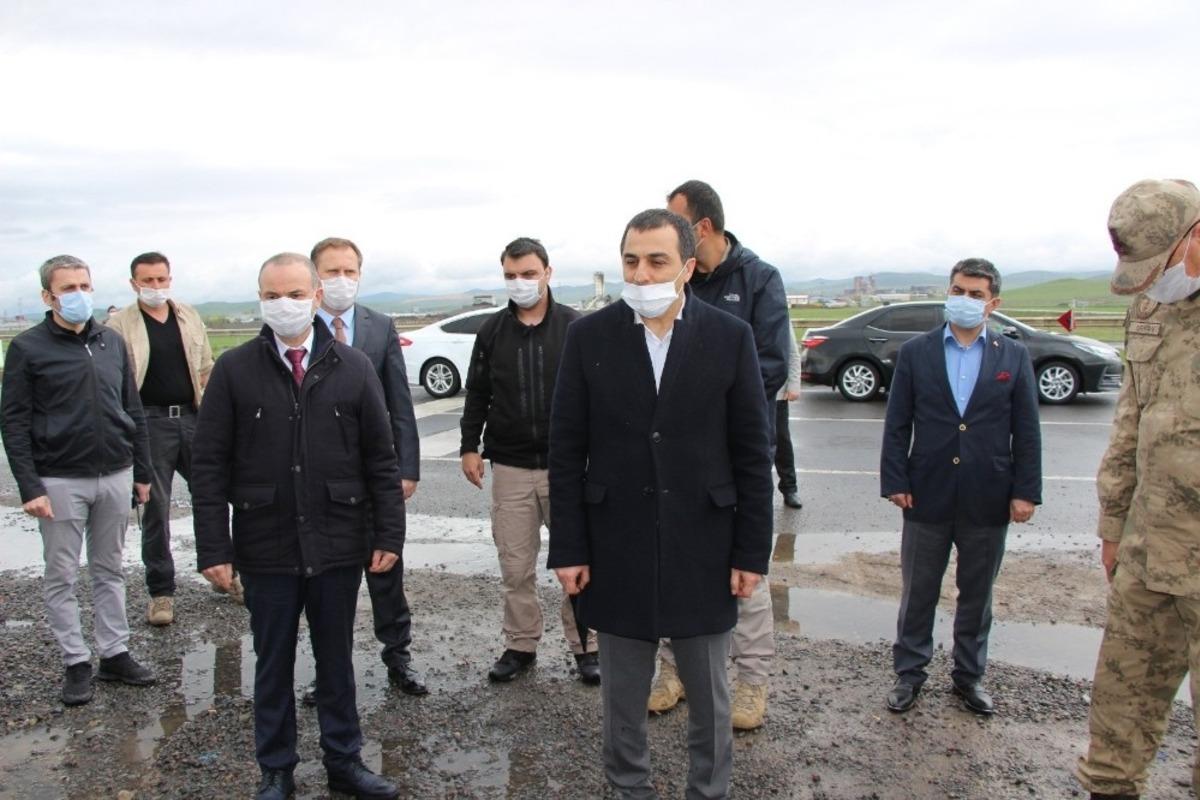 Kars Valisi kontrol noktalarında g&ouml;revli g&uuml;venlik g&uuml;&ccedil;leriyle bayramlaştı