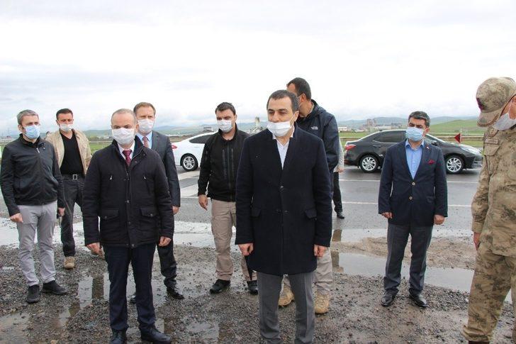 Kars Valisi kontrol noktalarında görevli güvenlik güçleriyle bayramlaştı G1