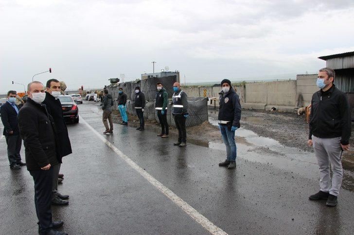 Kars Valisi kontrol noktalarında görevli güvenlik güçleriyle bayramlaştı G2