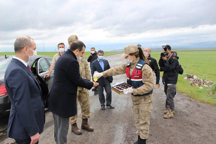 Kars Valisi kontrol noktalarında görevli güvenlik güçleriyle bayramlaştı G3
