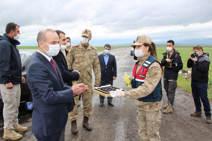 Kars Valisi kontrol noktalarında görevli güvenlik güçleriyle bayramlaştı G4
