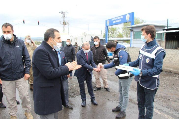 Kars Valisi kontrol noktalarında görevli güvenlik güçleriyle bayramlaştı G5