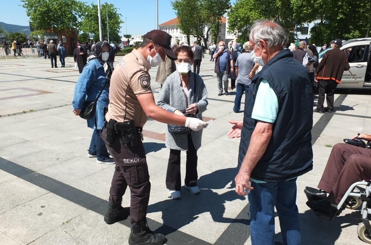 65 yaş &uuml;st&uuml;ne bayram s&uuml;rprizi