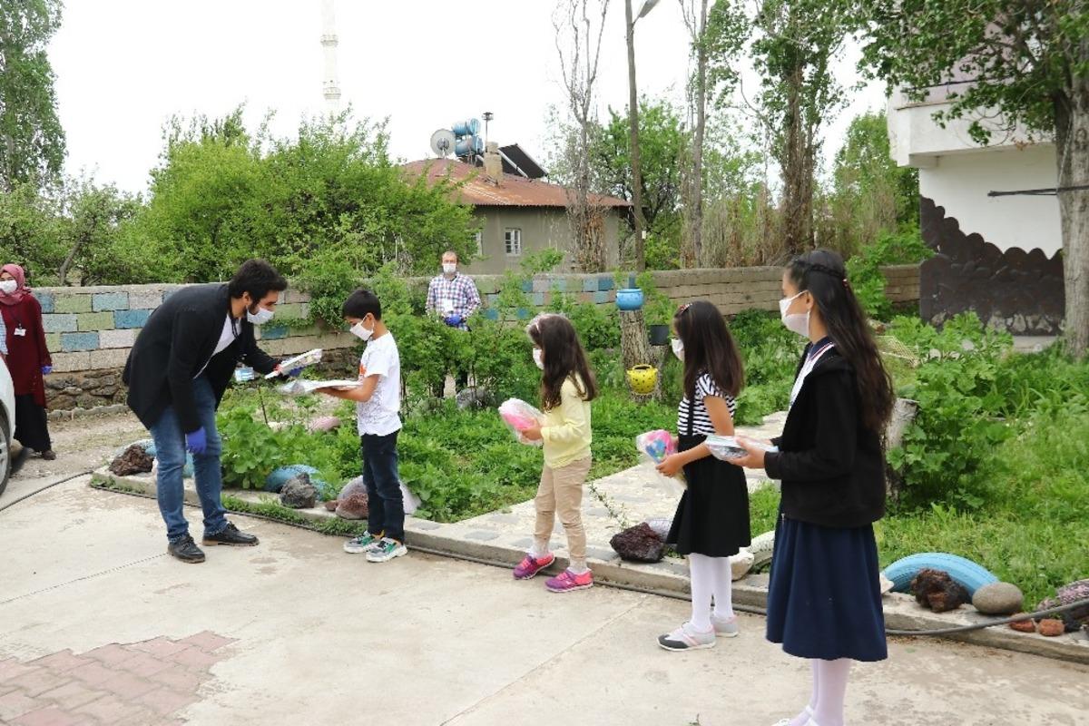 &Ouml;ğretmenlerden &ouml;rnek davranış
