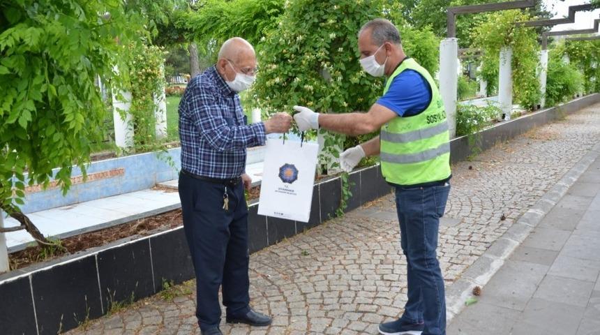 B&uuml;y&uuml;kşehir Belediyesi yaşlıları yalnız bırakmayarak bayramlarını kutladı
