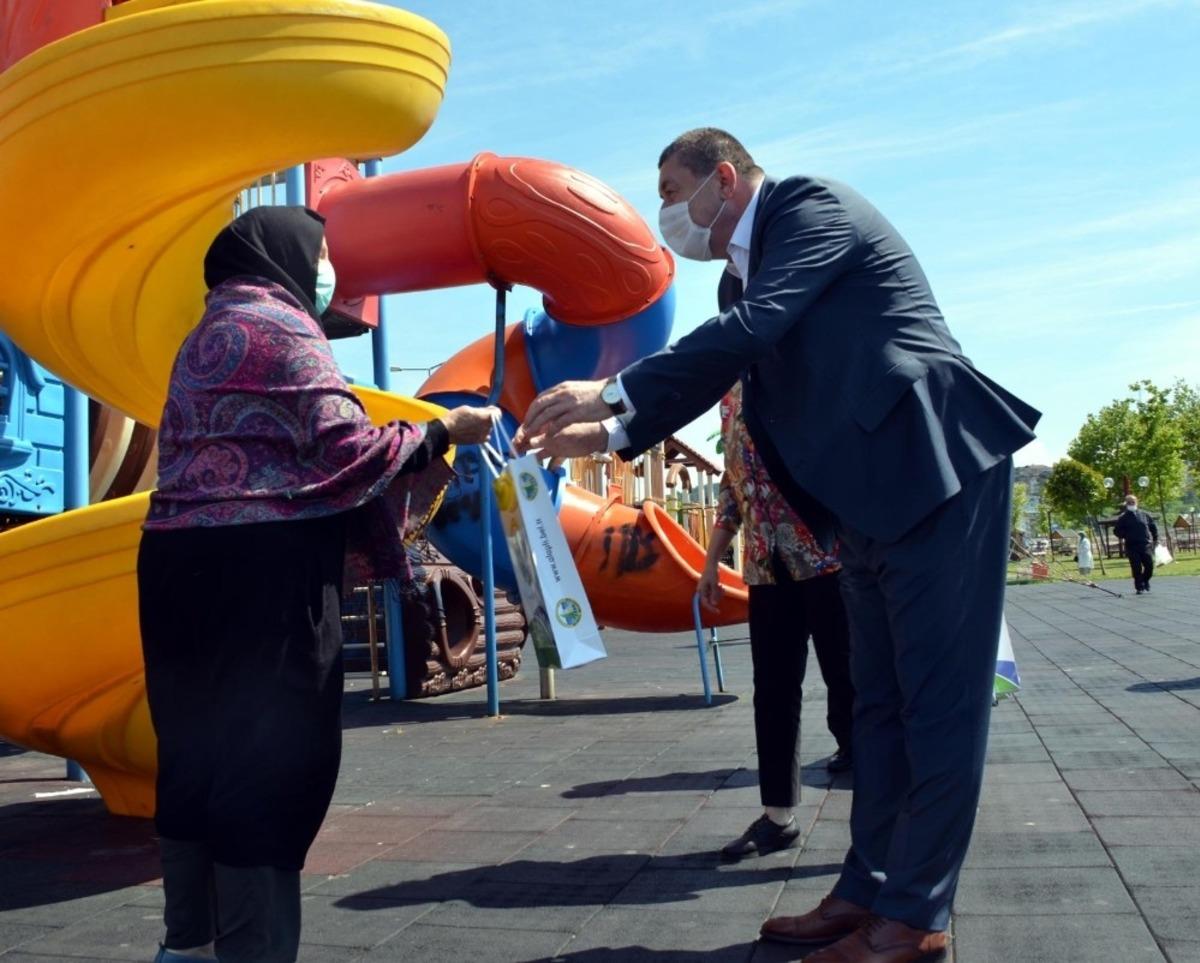 65 yaş &uuml;st&uuml; vatandaşlar  parklara akın etti