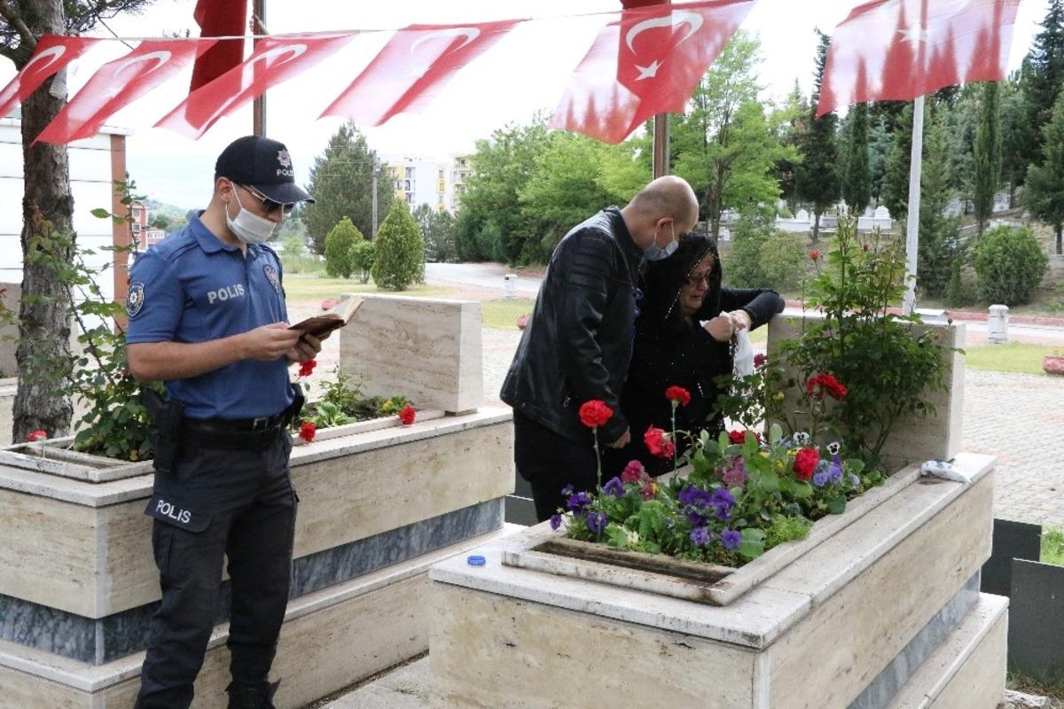 Polis memuru şehit polis i&ccedil;in Kur&rsquo;an-ı Kerim okudu