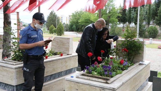 Polis memuru şehit polis için Kur’an-ı Kerim okudu