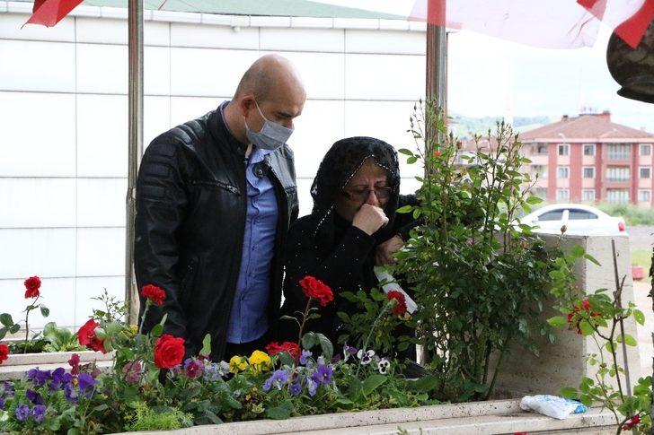 Polis memuru şehit polis için Kur’an-ı Kerim okudu G2