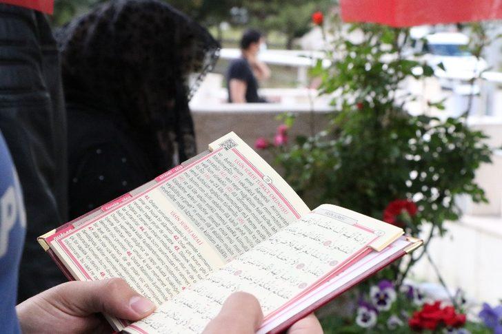 Polis memuru şehit polis için Kur’an-ı Kerim okudu G4