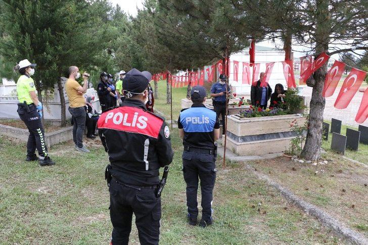 Polis memuru şehit polis için Kur’an-ı Kerim okudu G5