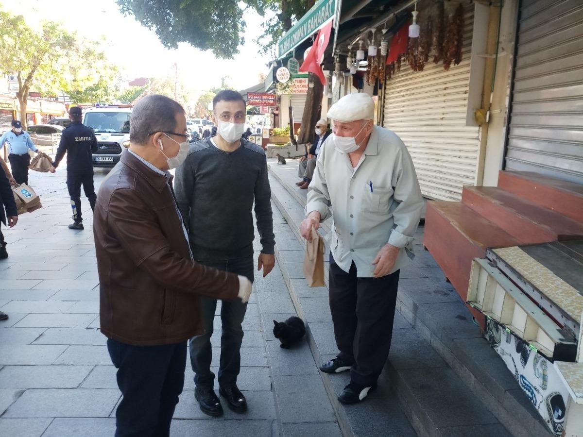 Ey&uuml;psultan&rsquo;da 65 yaş &uuml;st&uuml; vatandaşlara &ouml;zel bayramlaşma