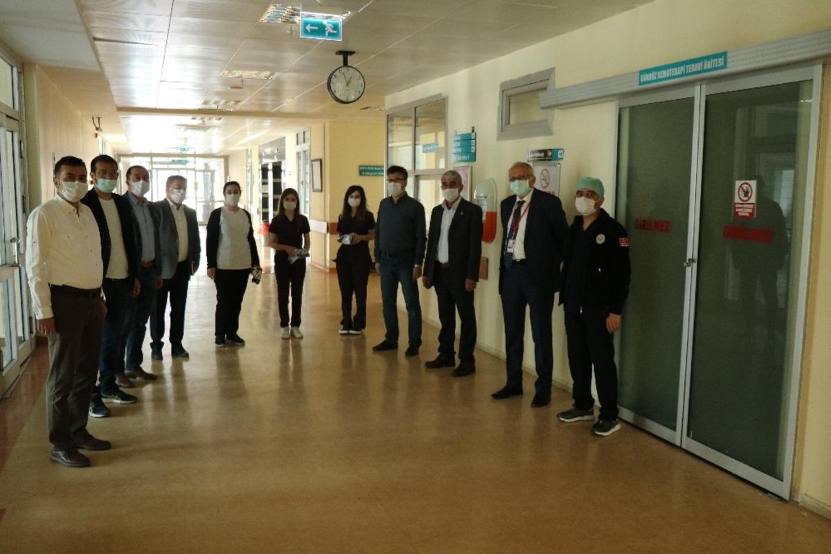 Sendika hastanede bayramlaştı, hemşireler aileleri ile telefonda g&ouml;r&uuml;şt&uuml;