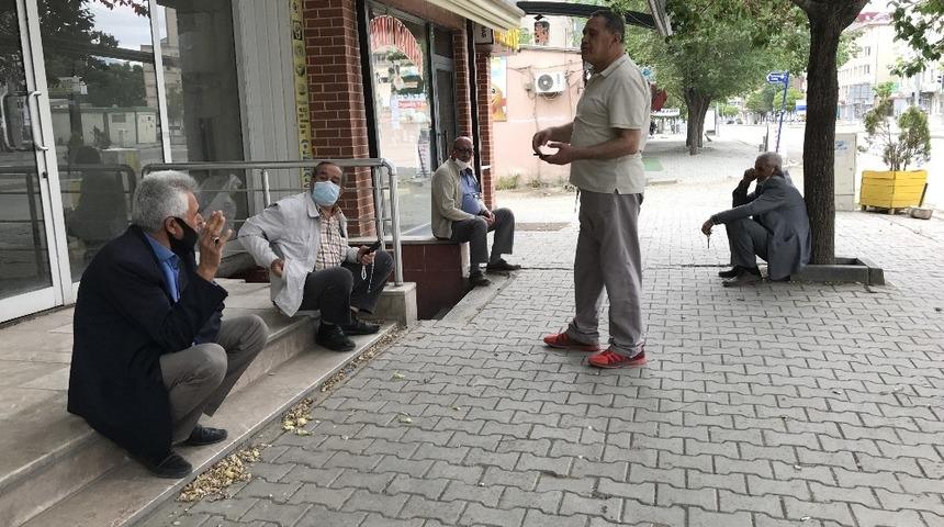 Doğunun &Ccedil;ukurovasında yaşlılar sokağın tadını &ccedil;ıkardılar